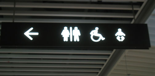 Informationsskilt anbragt i loftet, foto: SBI
